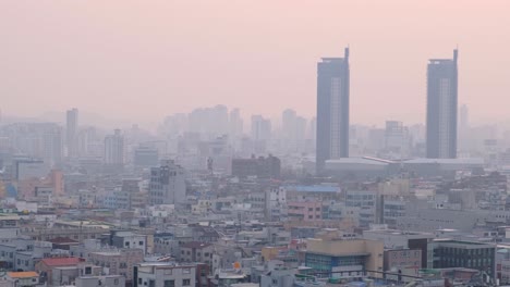 Eine-Schwenkende-Zeitlupenaufnahme-Einer-Stadt-Im-Nebel-Während-Der-Tageszeit-In-4k