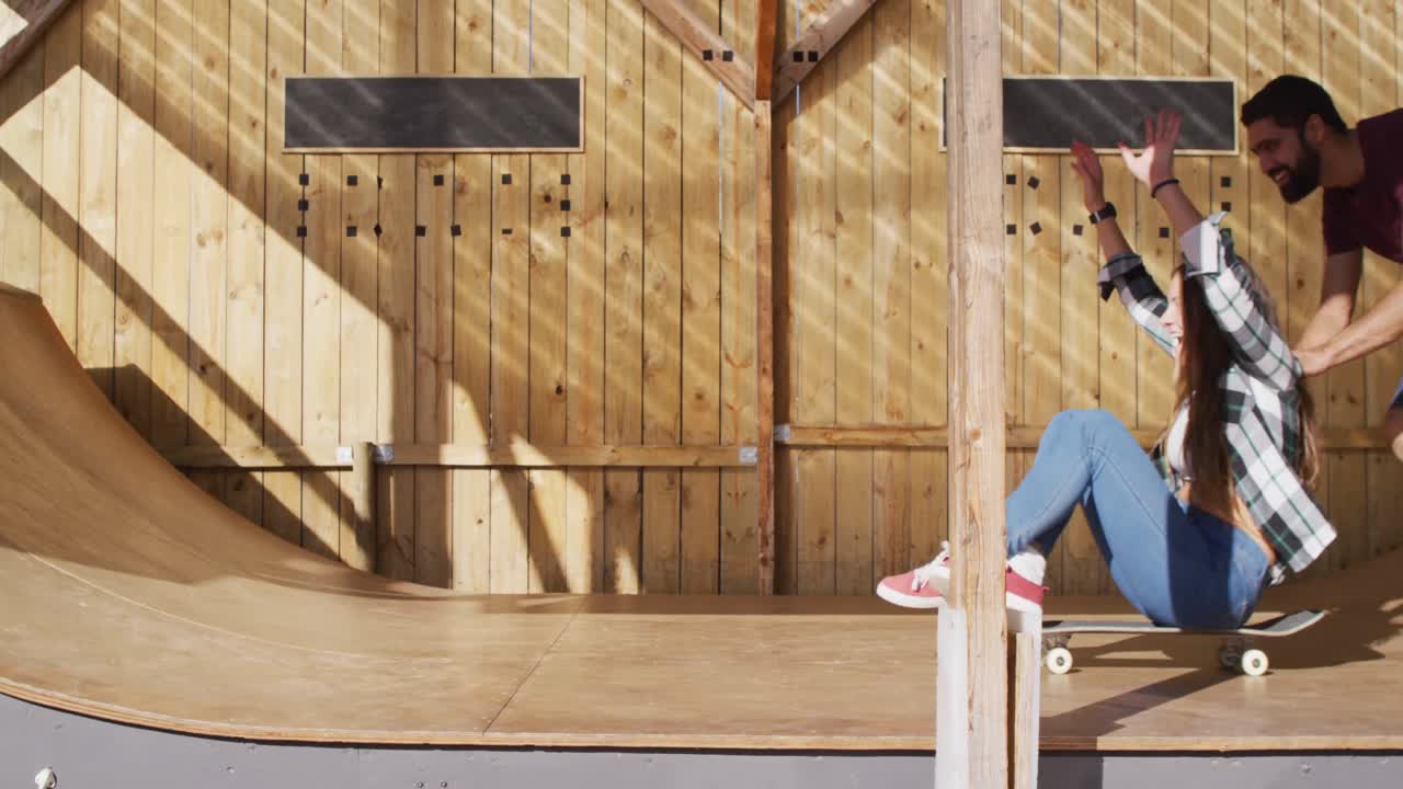 video de mujeres y hombres felices y diversos patinadores divirtiéndose en el parque de patinaje