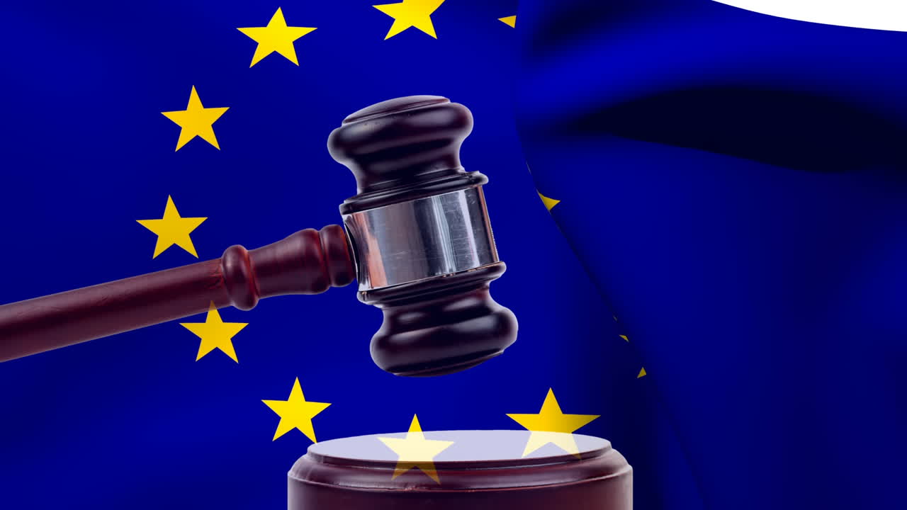Bandiera dell'Unione Europea con martelletto del giudice