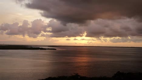 Sonnenuntergang-In-Cancun-Mit-Der-Sonne,-Die-Sich-Im-Wasser-Spiegelt