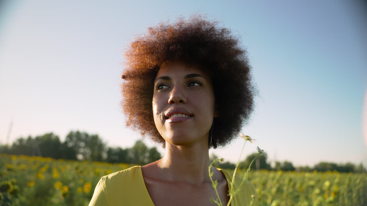 mujer joven en un campo de girasoles