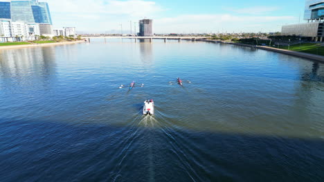 Equipo-De-Remo-Practicando-En-El-Lago-Tempe-Town-Ubicado-En-Tempe,-Arizona,-A-Las-Afueras-De-Phoenix.