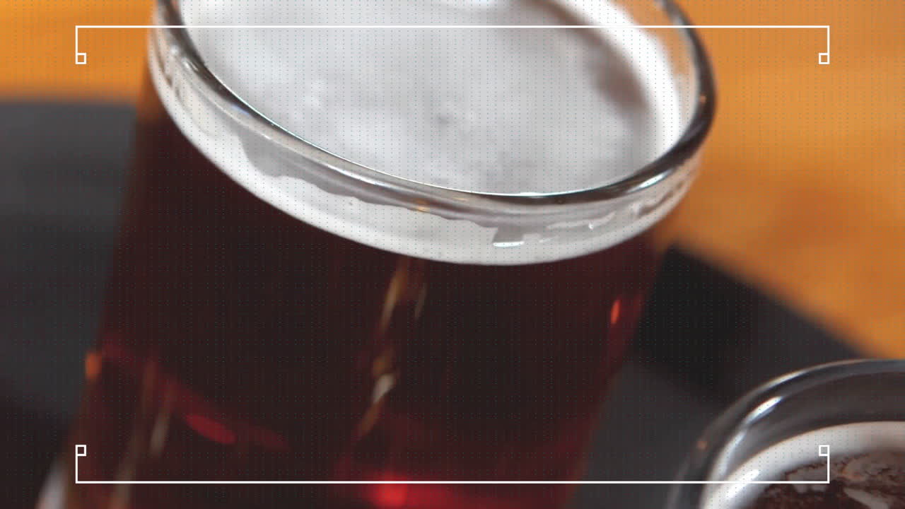 primer plano de vasos de cerveza con tapas espumosas, animación de un marco blanco sobre ellos