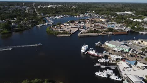 Luftaufnahme-Der-Schwammboote-Und-Docks-Im-Tarpon-Spring