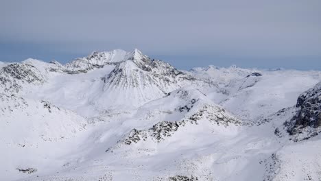 Landschaft-Mit-Wunderschönen-Schneeweißen-Winterberggipfeln-Aus-Der-Luft