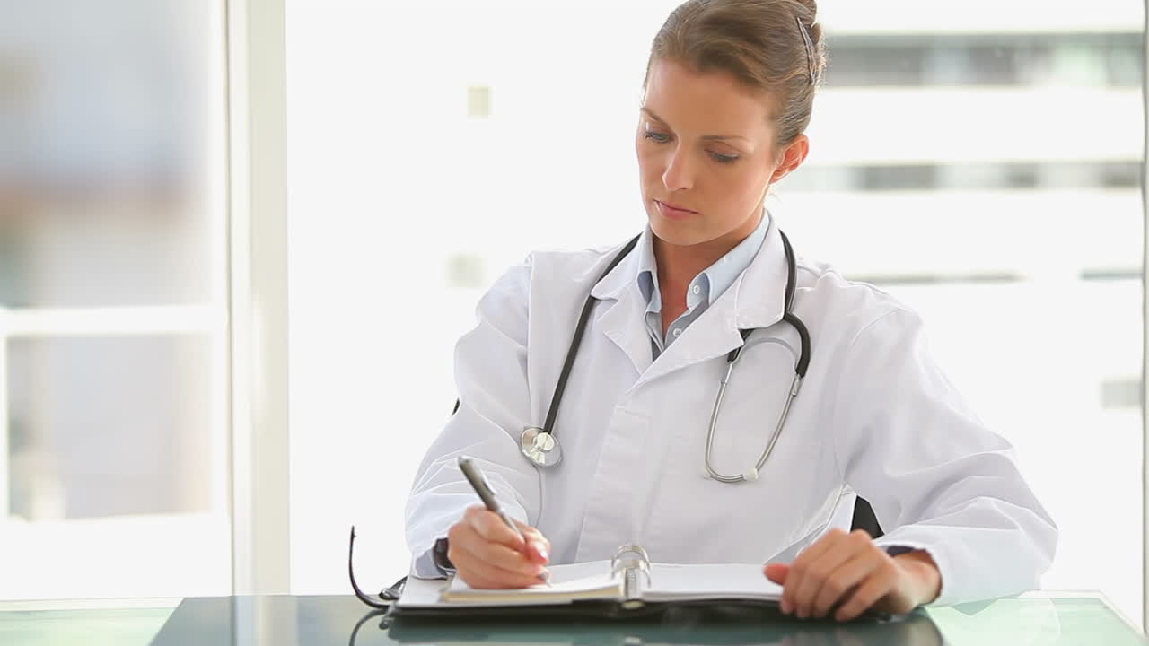 Médica escrevendo anotações em seu diário