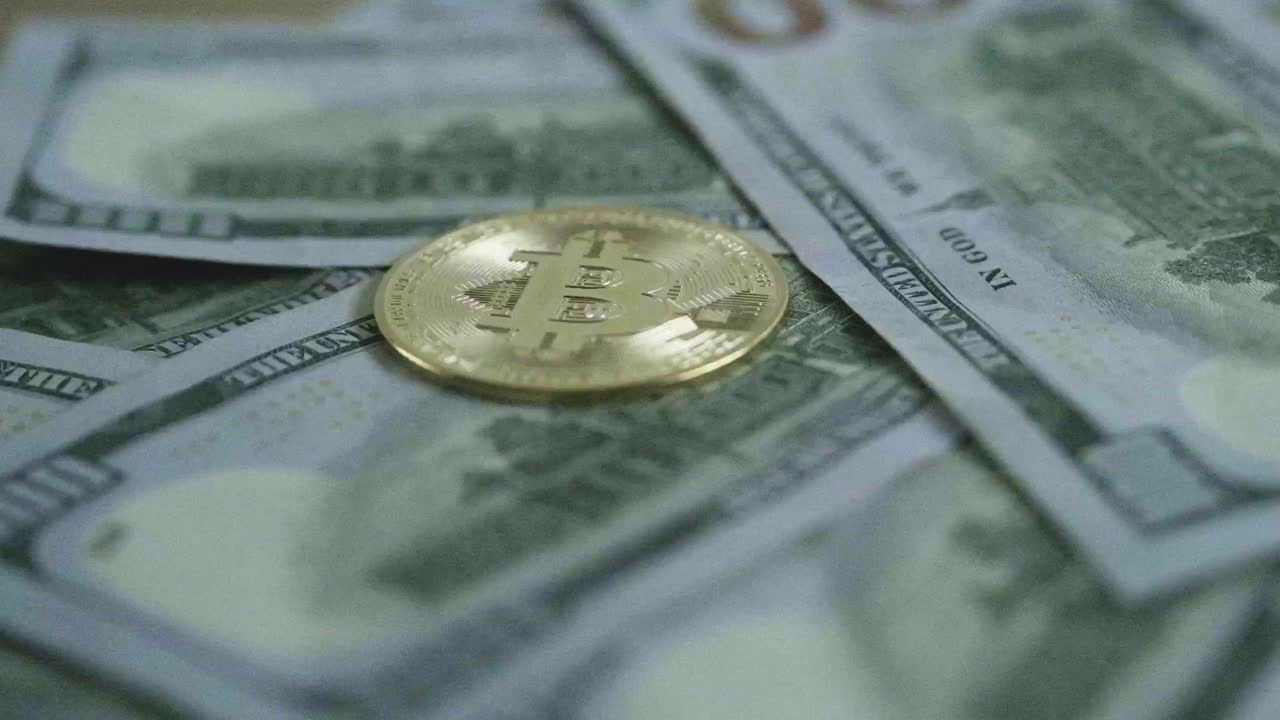 bitcoin y el billete de 100 dólares de estados unidos giran