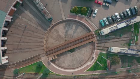 vista aérea de la casa redonda y la mesa giratoria del ferrocarril en el depósito de locomotoras,