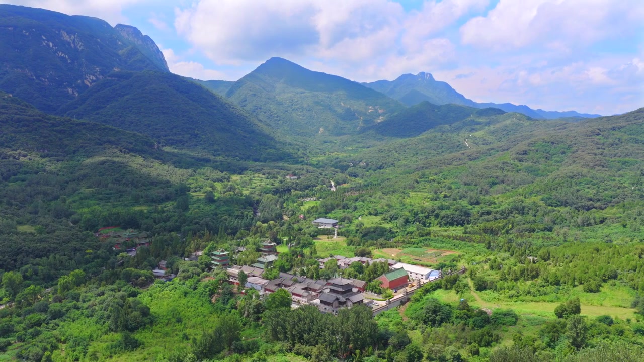 Toàn cảnh Chùa Thiếu Lâm từ trên cao trong sương sớm, di sản văn hóa thế giới ở Hà Nam, Trung Quốc, nơi khai sinh Phật giáo Thiền tông và Thiếu Lâm Kung Fu.
