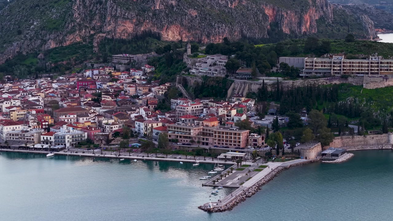 Vista aerea della Città Vecchia di Nauplia, del lungomare e delle fortificazioni nel Peloponneso, Grecia