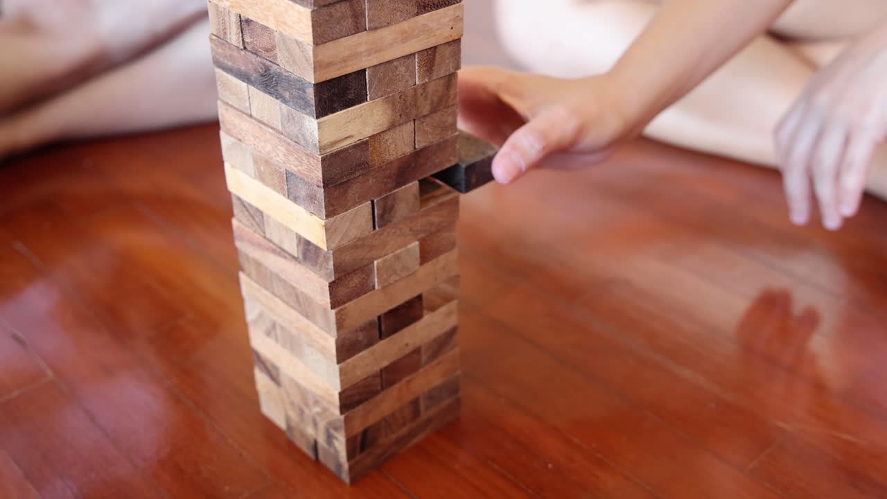 플레이어가 조심스럽게 나무 블록을 제거합니다.