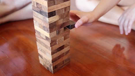 jugador quitando cuidadosamente un bloque de madera
