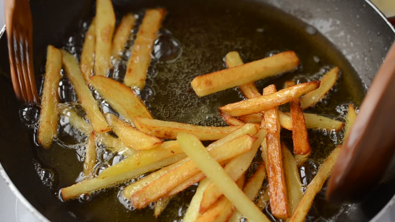 Vi steger pomfritter. Pomfritter på en stegepande.