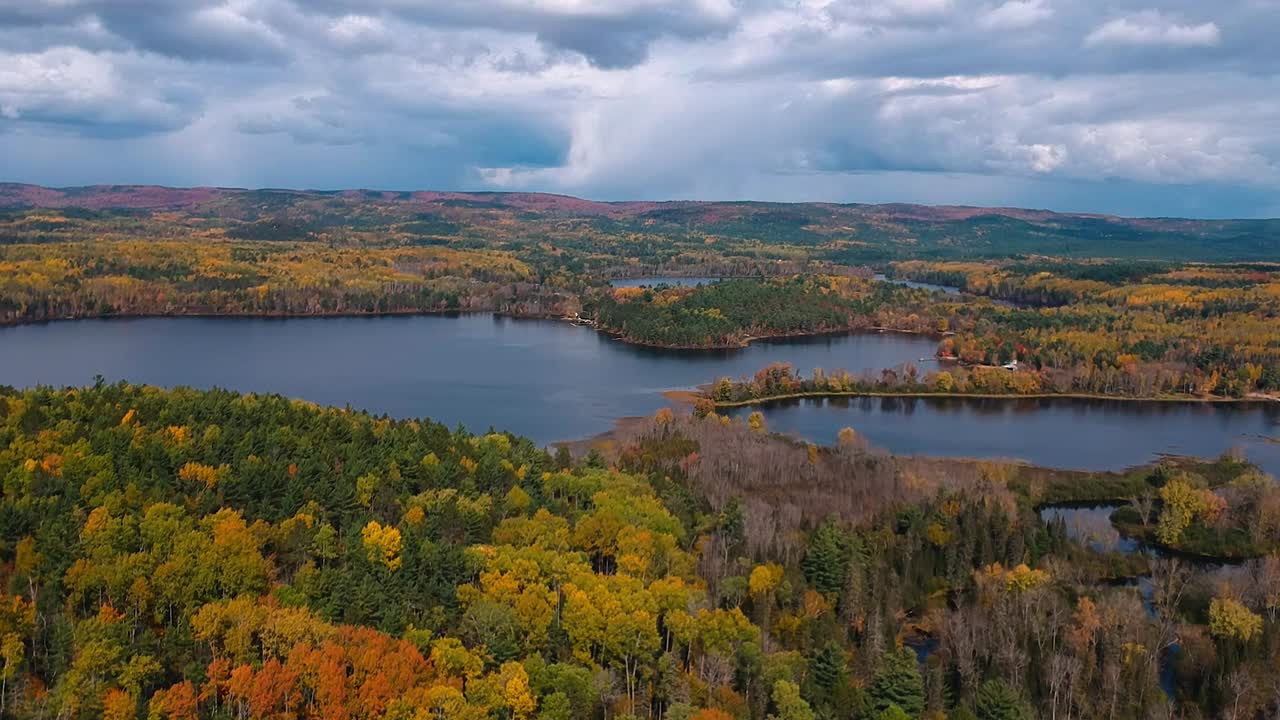 toma de drones de dos lagos durante el pico de follaje de la temporada de otoño en ontario, canadá