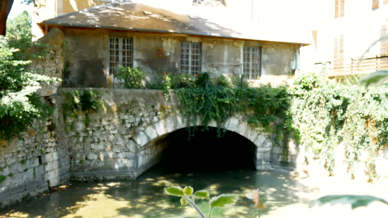 프랑스 안세시 의 중앙 운하 에 있는 다리