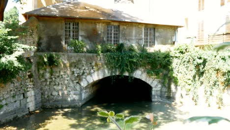 puente sobre el canal central en annecy, francia
