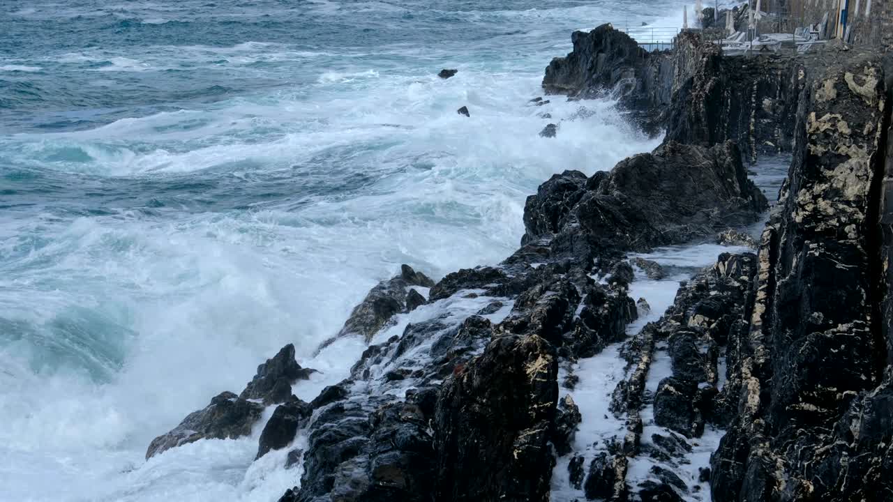 onde si scontrano con le rocce sullo sfondo paesaggio marino