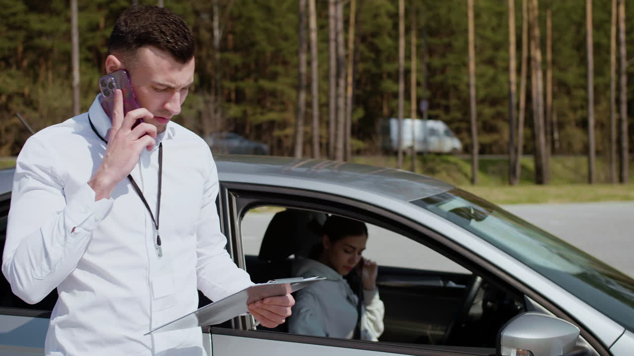 학생과 운전 학교 교사