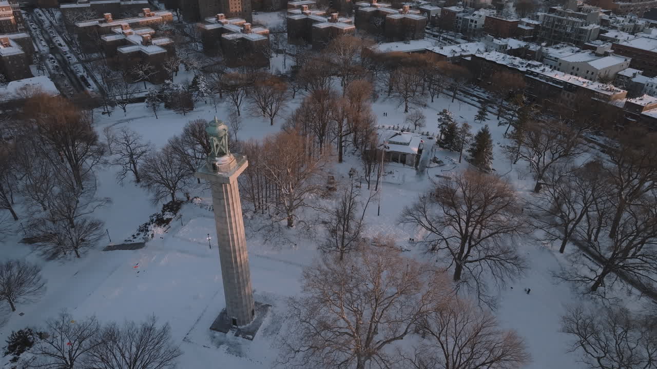 Riprese con drone di Fort Greene Park all'alba. Girato in una mattina d'inverno a Brooklyn, New York City.