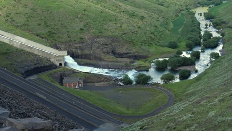 Wildwasser-Strömt-Vom-Ende-Des-Staudamms-In-Den-Darunter-Liegenden-Fluss