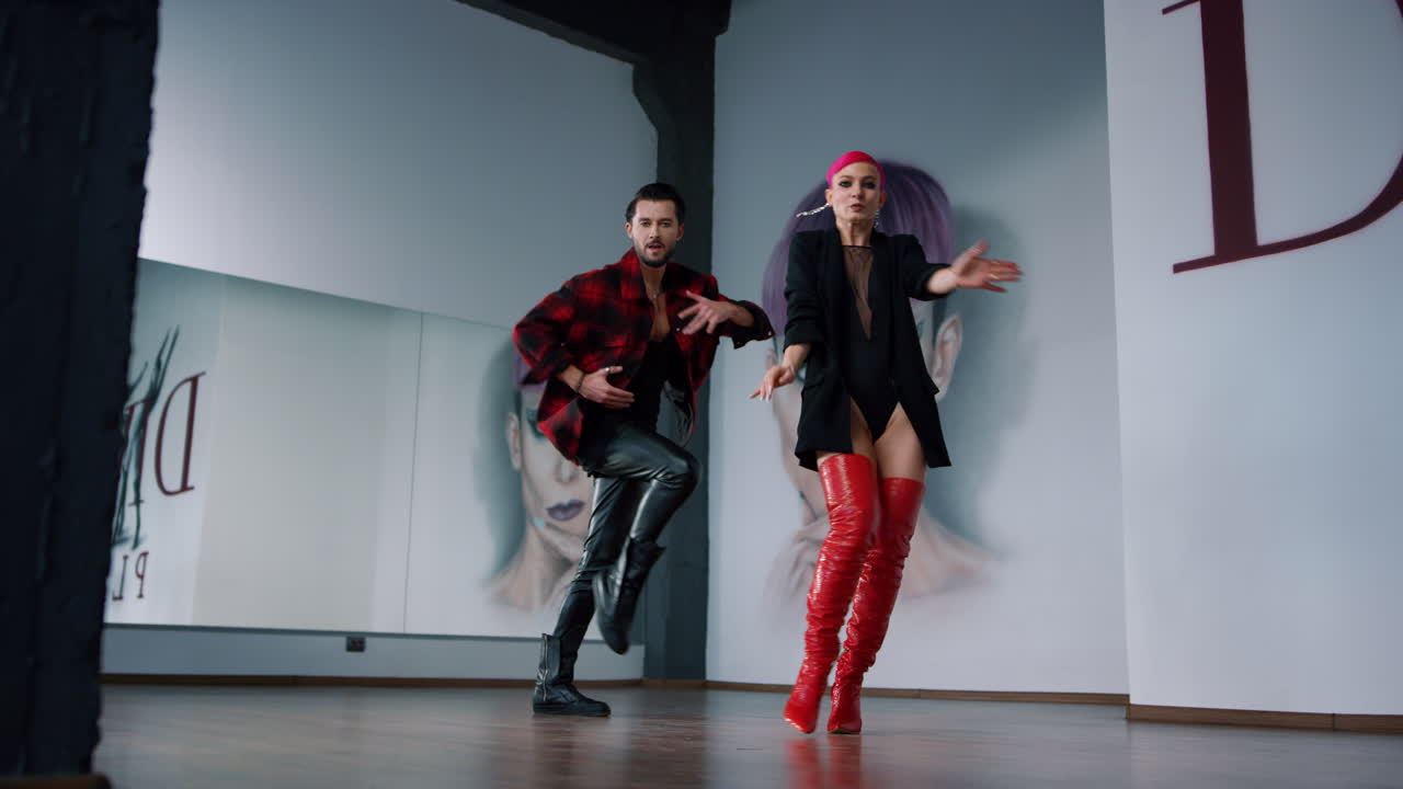 atrakcyjna para tańcząca w nowoczesnym studio. tancerze występujący dla kamery