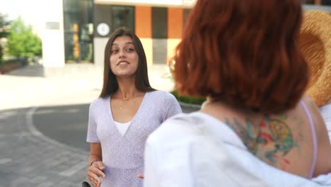 dos mujeres teniendo una conversación en un entorno urbano