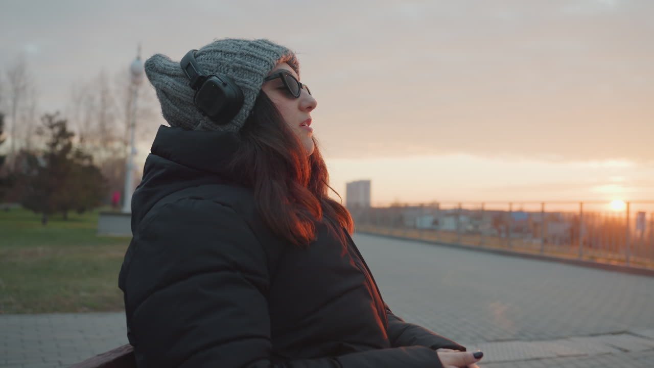 Žena tančící zamyšleně. Zamyšlená žena se oddává klidnému tanci v klidném venkovním prostoru. Zamyšlená žena se ponoří do meditativního tance uprostřed tichého přírodního prostředí parku.