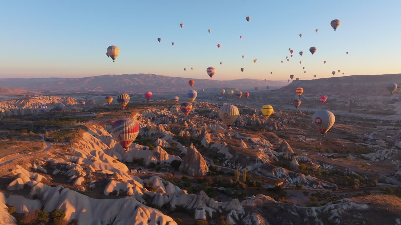 Ánh sáng buổi sáng chiếu lên những khinh khí cầu đang trôi lững lờ trên thung lũng Cappadocia, Thổ Nhĩ Kỳ