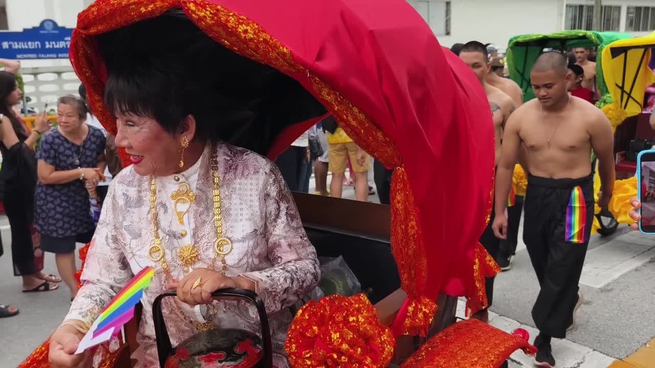 태국 의 프라이드 퍼레이드 에서 전통적 인 릭샤 를 이용 하는 것