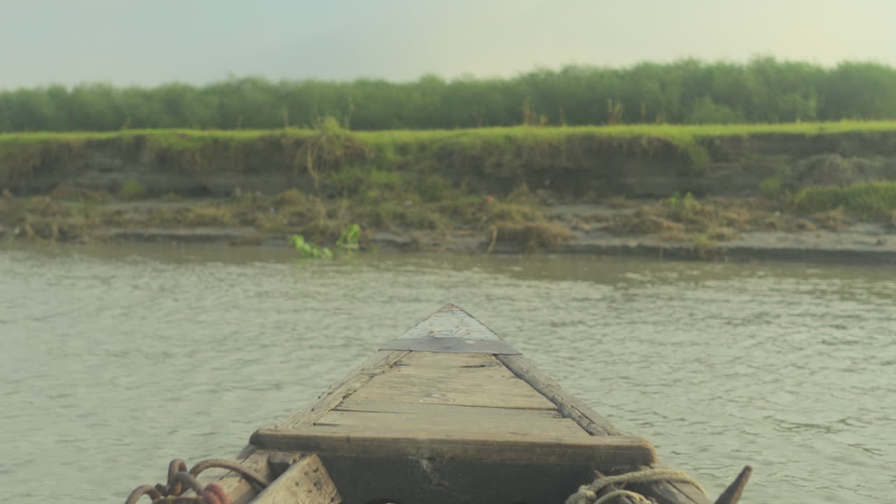 barco acercándose a la orilla del río en bangladesh 4k material de archivo 422 10 bit