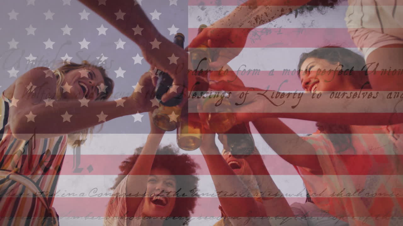 texto de la constitución sobre la bandera estadounidense contra un grupo de amigos brindando bebidas en la playa