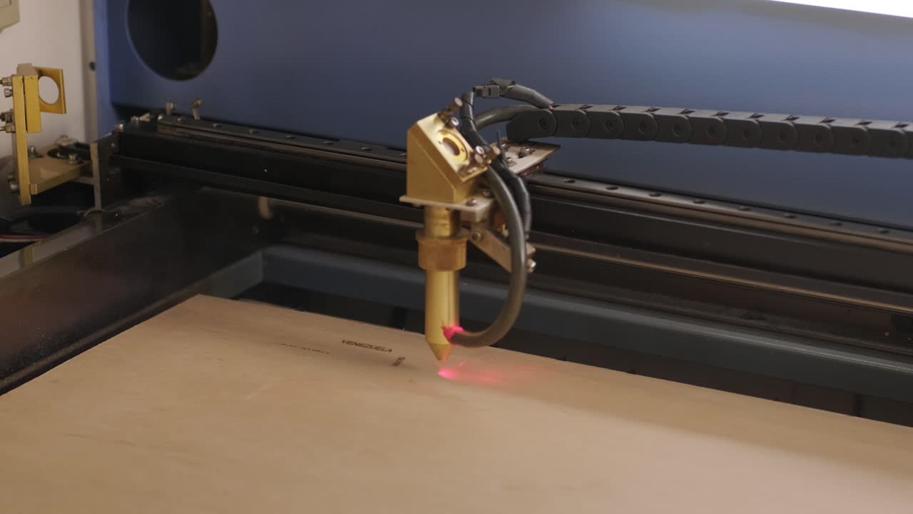 la máquina de corte por láser cnc corta tablas de madera y contrachapado