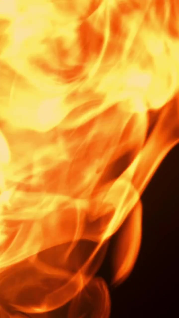 Fiamme astratte dinamiche rosse e arancioni su sfondo nero