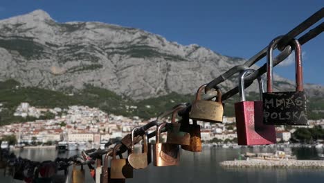 Símbolos-De-Amor-Eterno,-Romance-Y-Compromiso,-Candados-De-Amor-En-Makarska,-Croacia