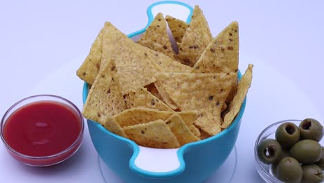 Nachos-En-Un-Bol-Con-Salsa-De-Tomate-Y-Aceitunas