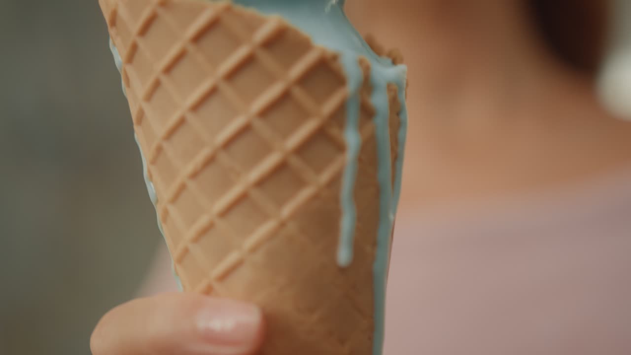 плавающий голубой конус мороженого