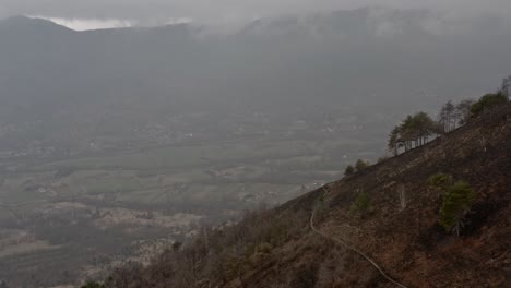 Auswirkungen-Des-Klimawandels-Auf-Hügel,-Nachdem-Ein-Feuer-Land-Zerstörte