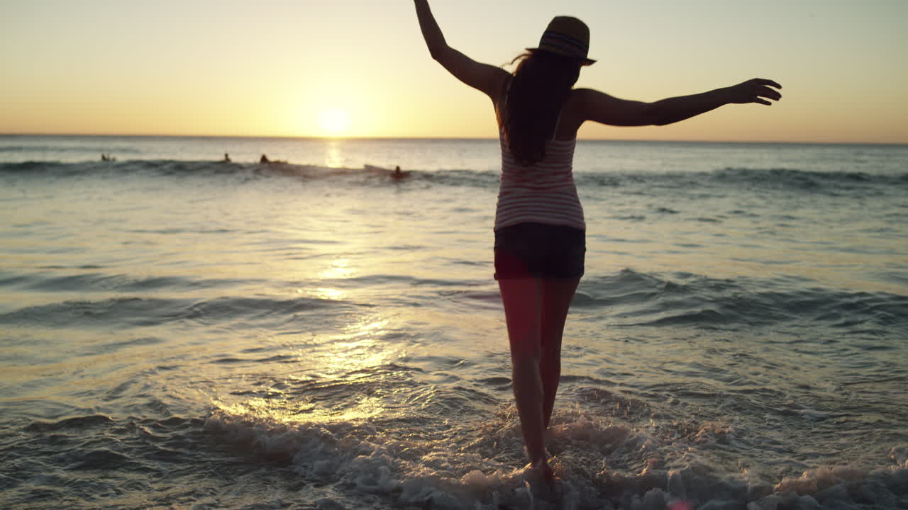 해변에서 하루를 즐기고 있습니다.