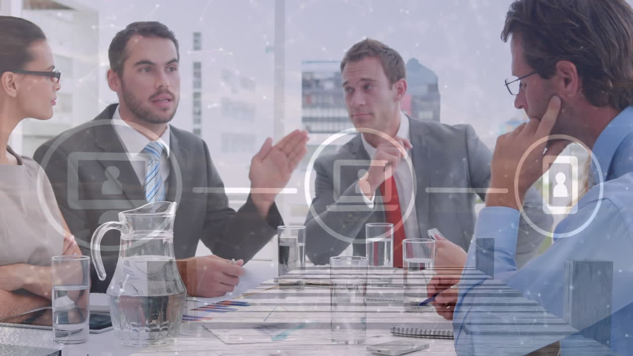 анимация сети цифровых икон против группы разнообразных бизнесменов, обсуждающих в офисе