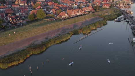 Berühmtes-Touristendorf-Makkum-Friesland-Im-Sommer-Bei-Sonnenuntergang,-Luftaufnahmen