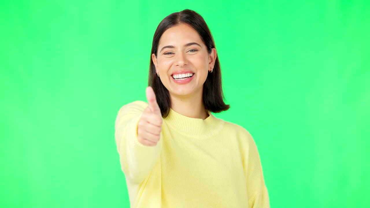 mujer feliz, pulgares hacia arriba y pantalla verde