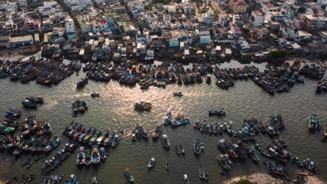 Edificios-De-La-Ciudad-Vietnamita-Y-Muchos-Barcos-De-Pesca-Amarrados-En-La-Costa-Del-Río