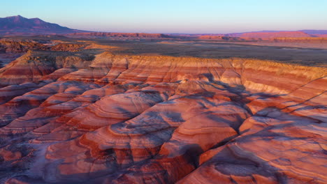 Drohne-Fliegt-Bei-Sonnenaufgang-über-Die-Mondlandschaft-In-Utah,-Fremde-Landschaft