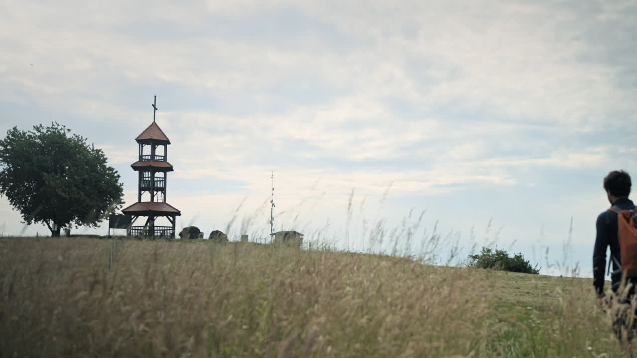 широкий панорамный снимок пешего туриста, идущего вниз
