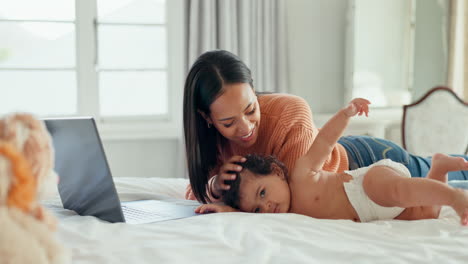computadora portátil, trabajo remoto y madre con bebé en una cama