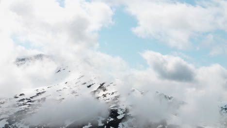 nubes que rodean la cordillera con nieve.