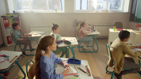 niños aprendiendo ciencias en la clase escolar. estudiantes teniendo una lección en el aula