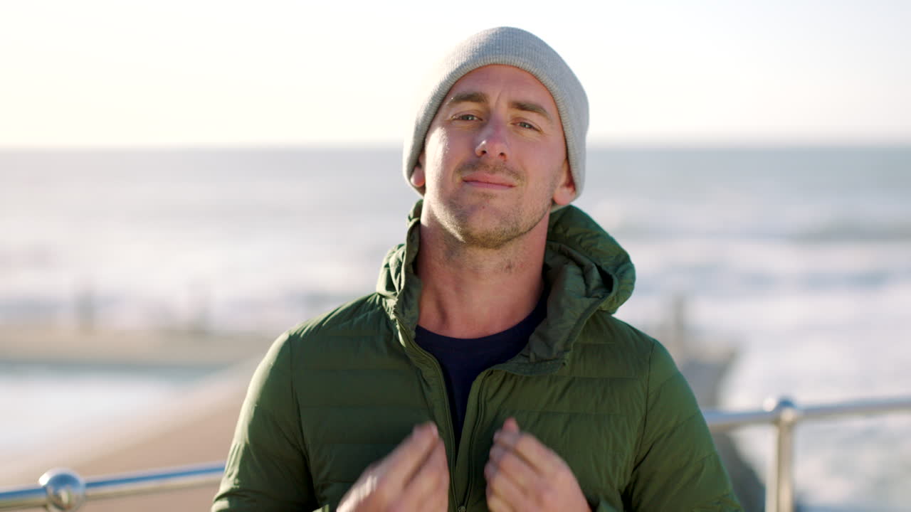 retrato de un hombre hipster sonriendo mientras disfruta