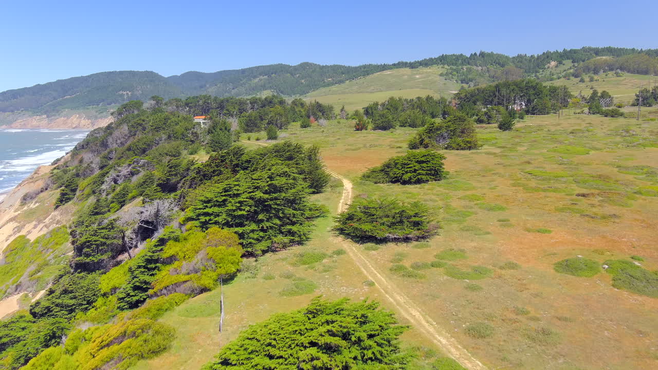 vista aérea de la costa de california con vegetación verde en el acantilado sobre el océano pacífico