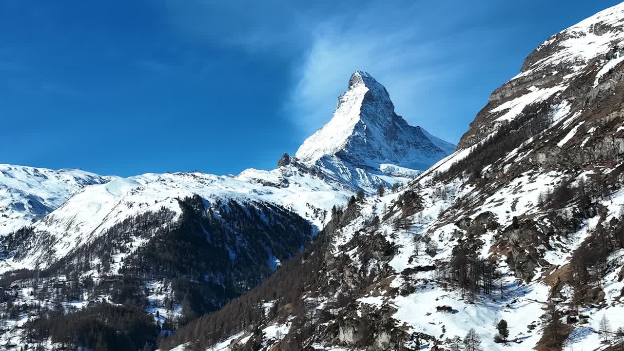 vista panorámica del pico de la montaña matterhorn cubierto de nieve.